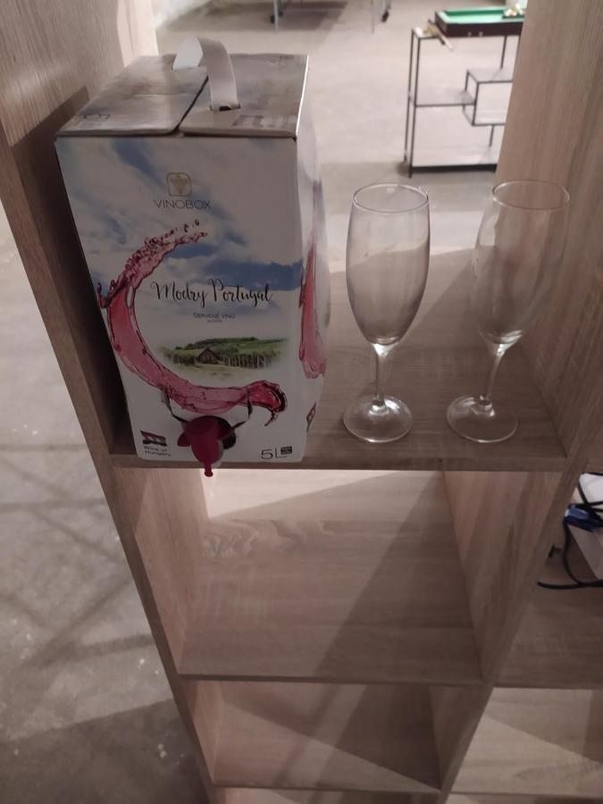 Wine And Beer Club House Cellar With Ping Pong, Karaoke, Board Games, Lan Party, Bike Lending Cool Service Luxusní stan Praha