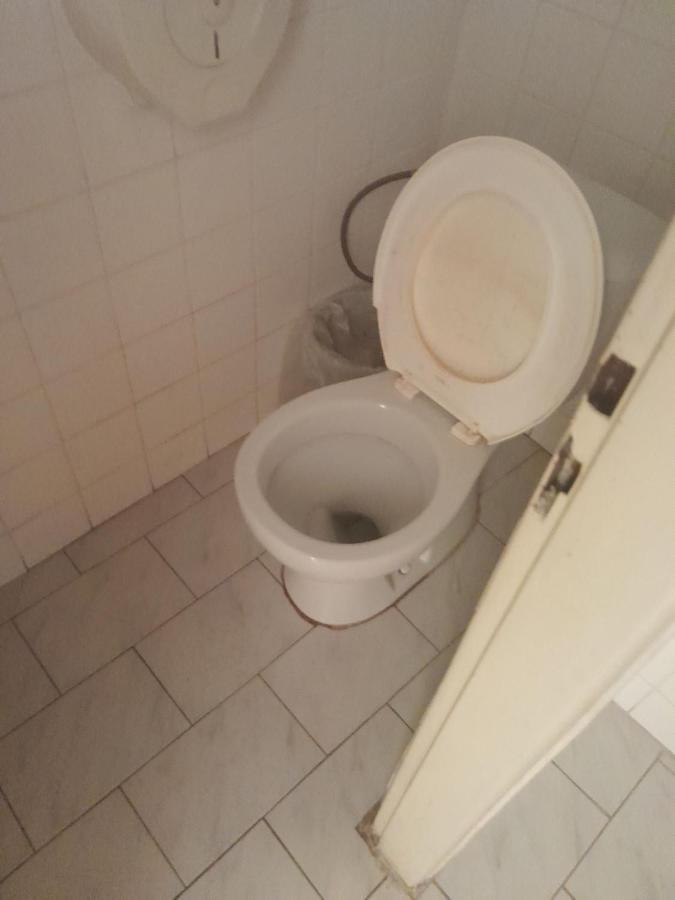 Wine And Beer Club House Cellar With Ping Pong, Karaoke, Board Games, Lan Party, Bike Lending Cool Service Luxusní stan Praha